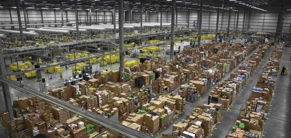 Amazon suelta lastre: busca comprador para su centro logístico de El Prat