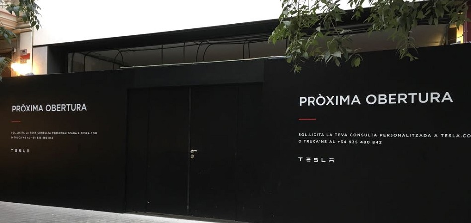 Tesla sube la persiana de su primera tienda en Barcelona